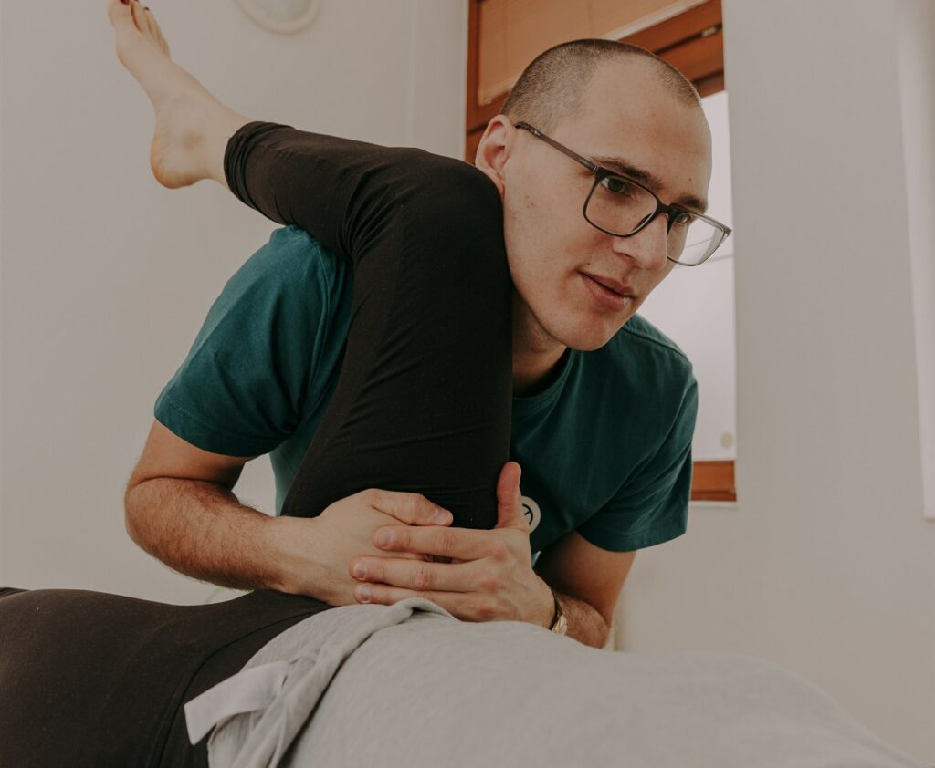 Fyzioterapeut Peter Štalmach aplikuje fyzioterapiu dospelých a uľavuje bolesti bedrového kĺbu