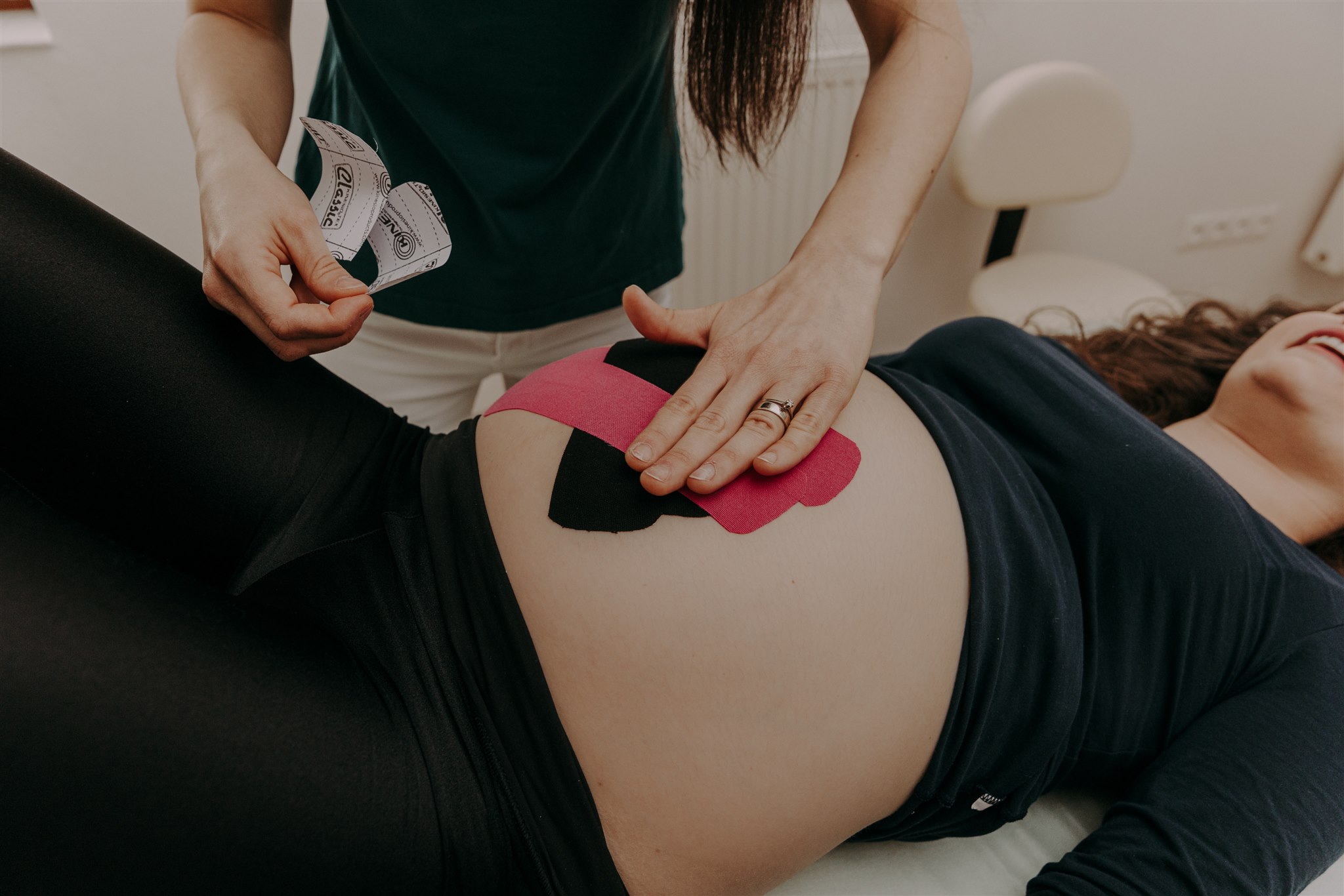 Aplikácia kinesio tapingu pre tehotnú ženu na diastázu brucha